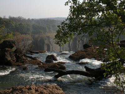 Besuchen Sie die Stelle, wo sich das Wasser des Zambezi sammelt, und als die berühmten Viktoria Fälle hinabdonnert